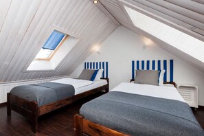 2 bedrooms, desk, free Internet