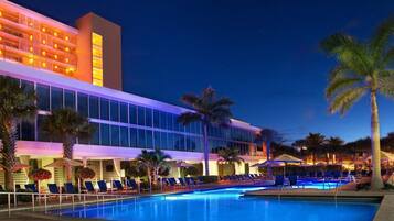 Een buitenzwembad en een verwarmd zwembad