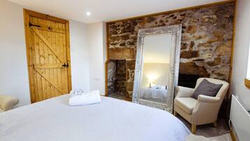 5 bedrooms, travel cot, free WiFi, bed sheets