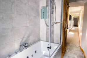 Ferienhaus | Badezimmer | Duschwanne, Komfortbadewanne, Haartrockner, Handtücher