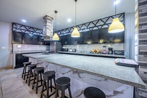 Fridge, microwave, oven, stovetop - Party like a King, Close to Jaco Center in the ultimate party pad!        (Jacó)