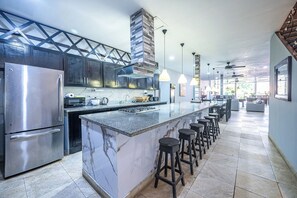 Fridge, microwave, oven, stovetop - Party like a King, Close to Jaco Center in the ultimate party pad!        (Jacó)