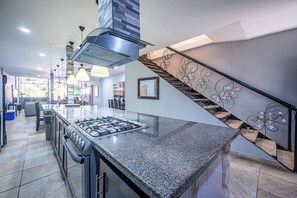 Interior - Party like a King, Close to Jaco Center in the ultimate party pad!        (Jacó)