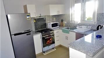 Een koelkast, een magnetron, een oven, een waterkoker