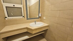 Ensemble baignoire-douche, séchoir à cheveux, serviettes fournies, savon