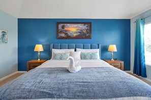 6 Schlafzimmer, Schreibtisch, Bügeleisen/Bügelbrett, Reisekinderbett