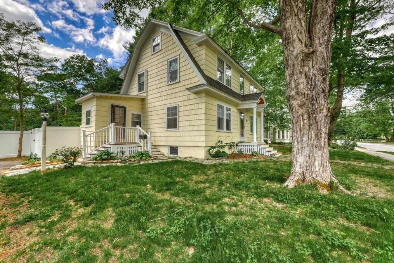 Dog Heaven! Fenced Yard in Downtown Kennebunk!