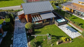 A modern house with a large deck, a hot tub, and a swimming pool. - Murau 18 - Chalet with whirlpool & infrared sauna (Murau)