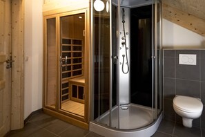 Bathtub, jetted tub, towels - Vacation home with large sun terrace outdoor whirlpool and mountain panorama (Murau)