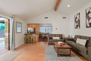 Smart-tv, eldstad, tv-spel och dvd-spelare