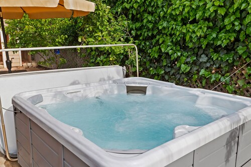 Ojai East End Countryside Retreat with Outside Jacuzzi and EV TESLA Charger