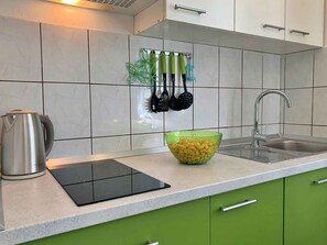 Réfrigérateur, micro-ondes, plaque de cuisson, cafetière/bouilloire