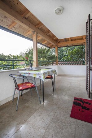 تناول الطعام بالخارج