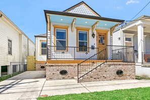 Exterior detail - Trendy Art Filled MidCity Oasis w/ HeatedPool+ PKG (New Orleans)