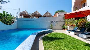 Una piscina al aire libre