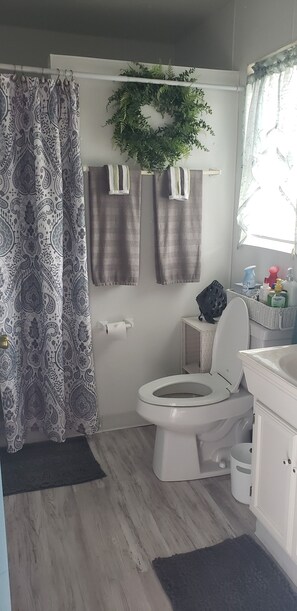 Douche, sĂšche-cheveux, serviettes fournies, papier toilette