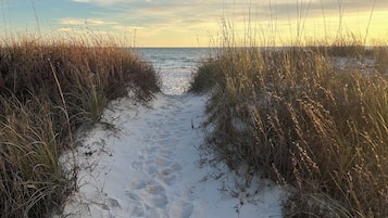 Rannalla, aurinkotuoleja, rantapyyhkeitä