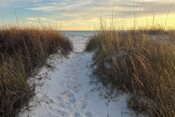 Sulla spiaggia, lettini da mare, teli da spiaggia