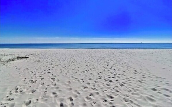 Sur la plage, chaise longue, serviettes de plage