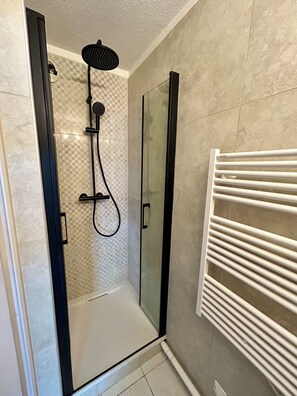 Douche, séchoir à cheveux, savon, papier de toilette