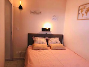 2 chambres, fer et planche à repasser, lit de bébé portatif