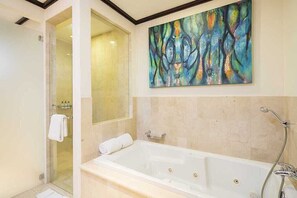 Duschwanne, Haartrockner, Handtücher, Seife