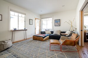 Smart TV, chimenea, estéreo y monitor de computadora 