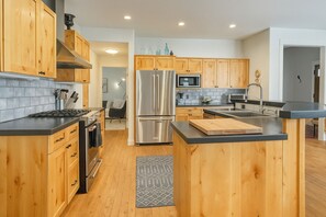 Refrigerador, microondas, horno y parrilla de estufa 