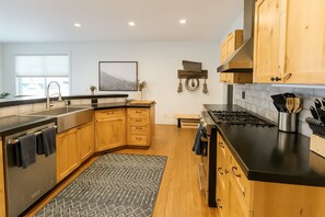 Fridge, microwave, oven, stovetop - Spacious & Cozy House Big Sky Meadows w/ Hot Tub!  Perfect for Family Getaway (Big Sky)