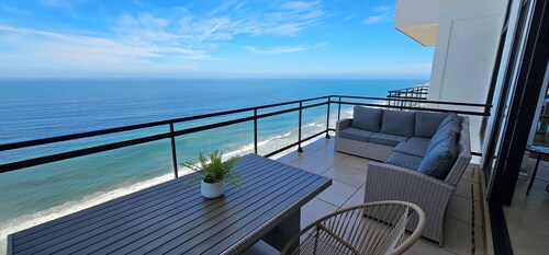 3BR condo, right on the beach, fully equipped, beach cccess.