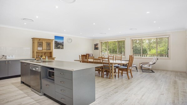 Mikrovågsugn, ugn, spishäll och diskmaskin