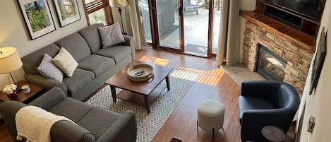 ทาวน์โฮม, 2 ห้องนอน | บริเวณนั่งเล่น | ทีวี, เตาผิง, เครื่องเล่นดีวีดี