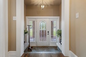 Interior - A Beautiful Escape By The Riverside! (Rockford)