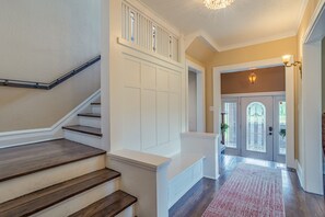 Interior - A Beautiful Escape By The Riverside! (Rockford)