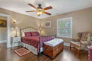 5 bedrooms, desk, WiFi, bed sheets