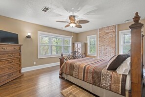 5 bedrooms, desk, WiFi, bed sheets