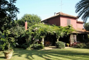 Exterior - Old farmhouse in private park with swimming pool (Anzio)