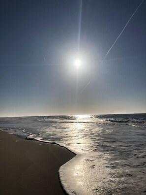 A beach with waves and a clear sky. - Bright and cozy vacation apartment, perfectly located near the beach and downtown (Sylt)
