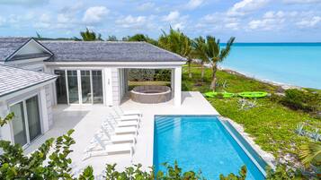 Piscine extérieure, piscine à débordement