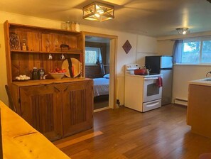 2 bedrooms, desk, iron/ironing board, travel crib