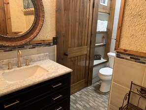 Shower, hair dryer, towels, soap - Cedar Bluff Hobbit House - Lake View, 3 private gated acres (Fayetteville)