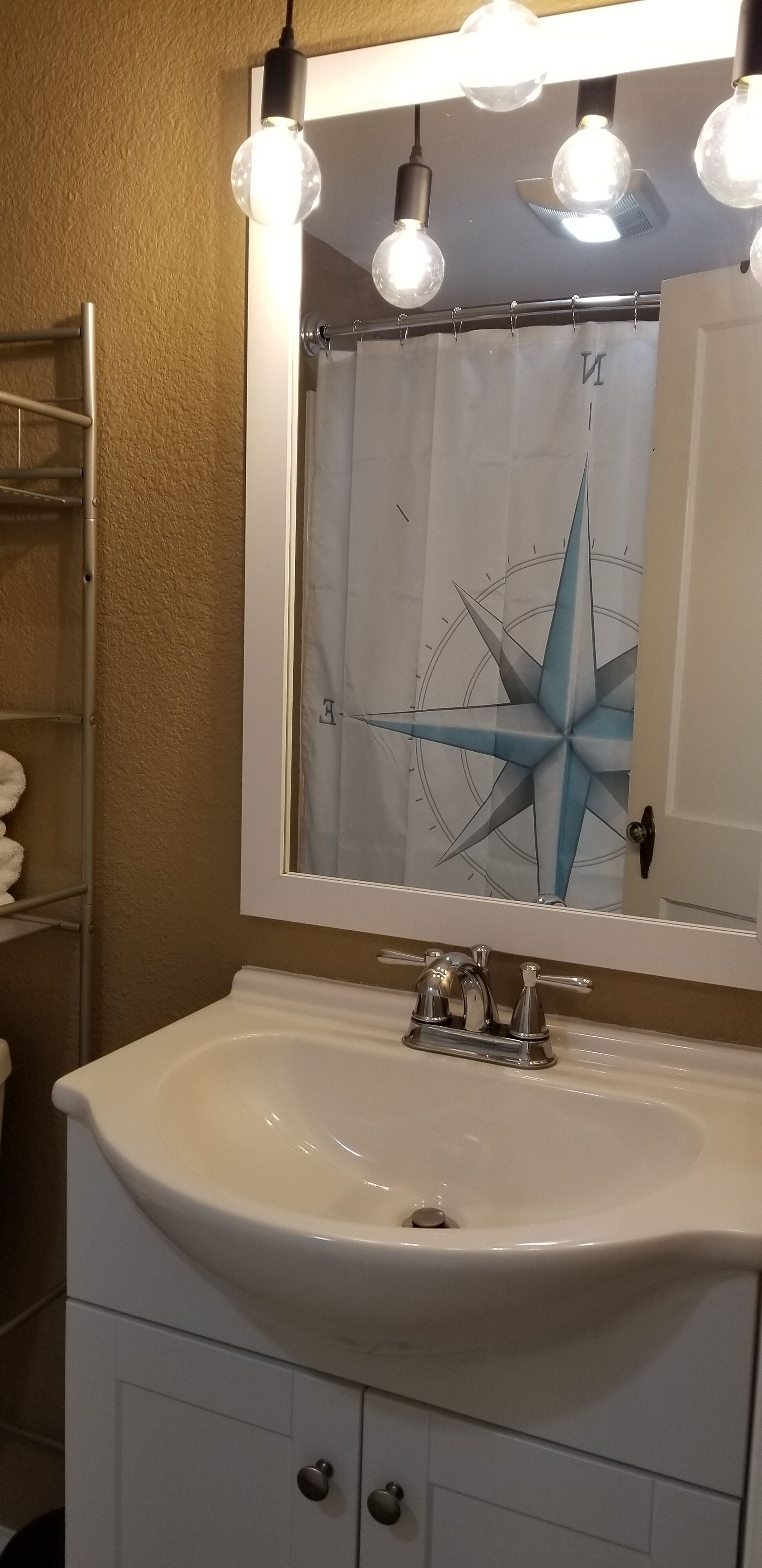 Een bad/douchecombinatie, een haardroger, handdoeken, zeep