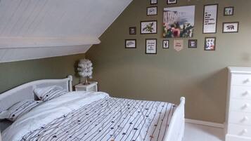 5 bedrooms, iron/ironing board, free WiFi, bed sheets