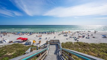 Una spiaggia nelle vicinanze