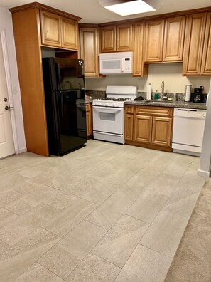 ثلاجة، ميكروويف، فرن، موقد طهي مسطح