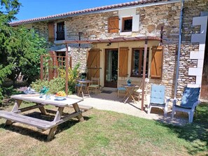 Outdoor dining - Loire Countryside Escape near Castles (Frontenay sur Dive)
