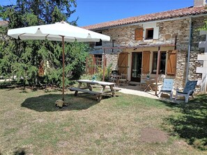 Outdoor dining - Loire Countryside Escape near Castles (Frontenay sur Dive)