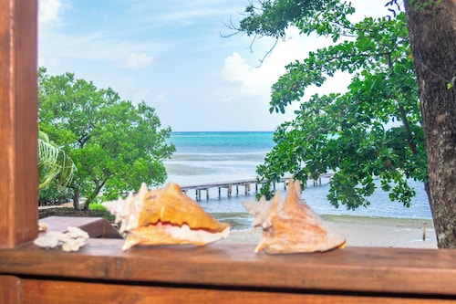 Beachfront Casita with Spectacular Ocean views in Roatan!