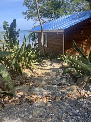 Property grounds - Beachfront Casita with Spectacular Ocean views in Roatan! (Punta Blanca)