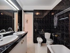 Combined shower/bathtub